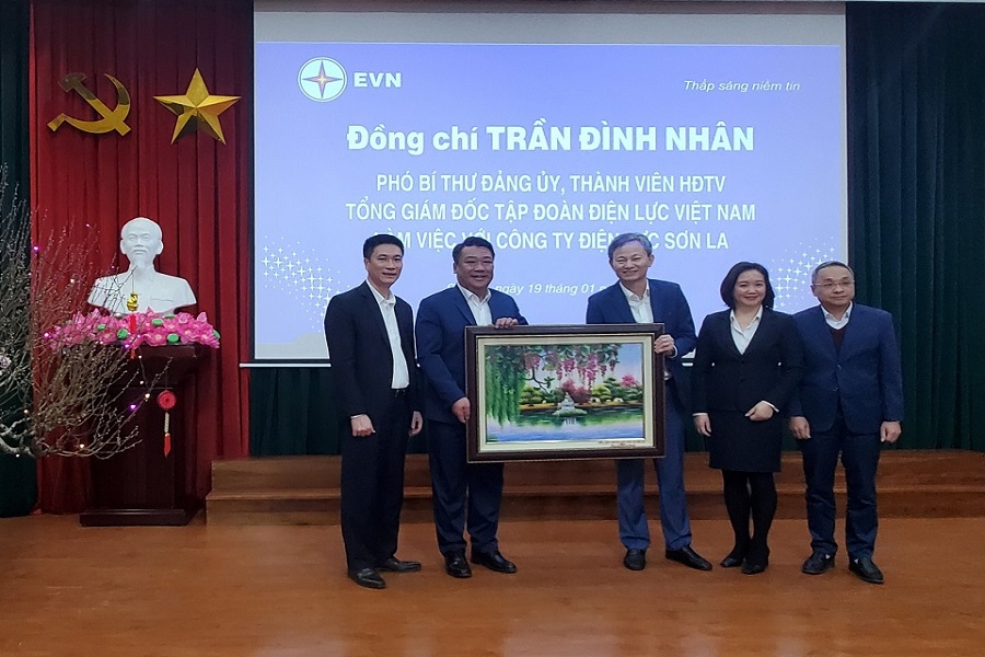 Lãnh đạo Tập đoàn Điện lực Việt Nam làm việc với Công ty Điện lực Sơn La